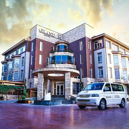 Grand M Hotel Navoï Extérieur photo