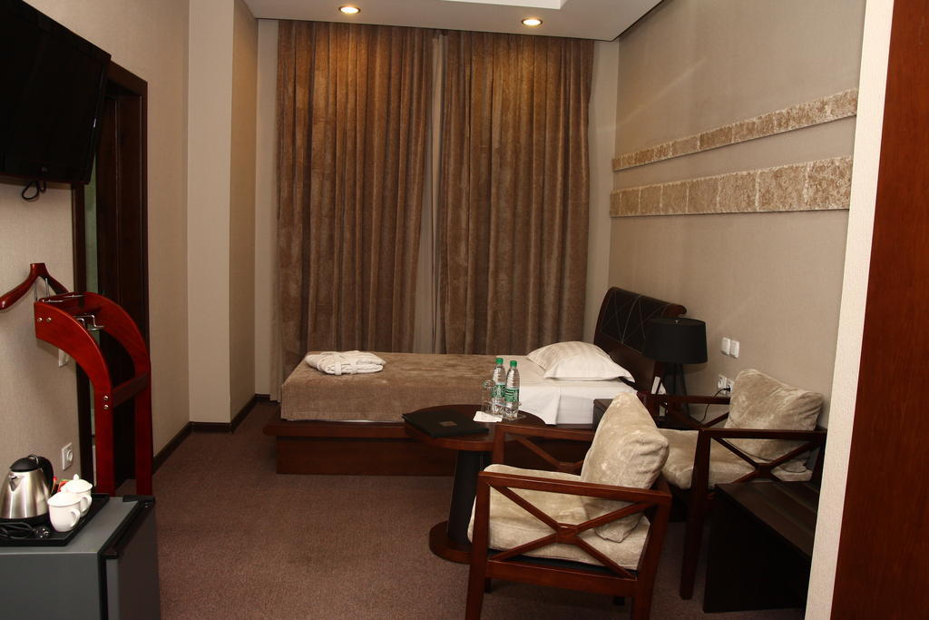 Grand M Hotel Navoï Chambre photo