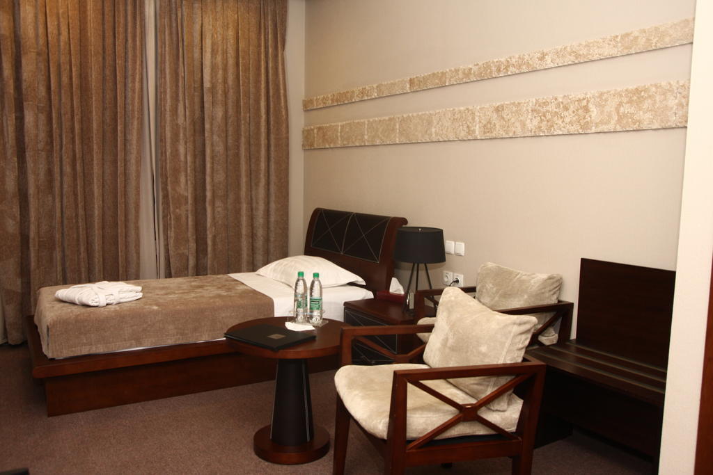 Grand M Hotel Navoï Chambre photo