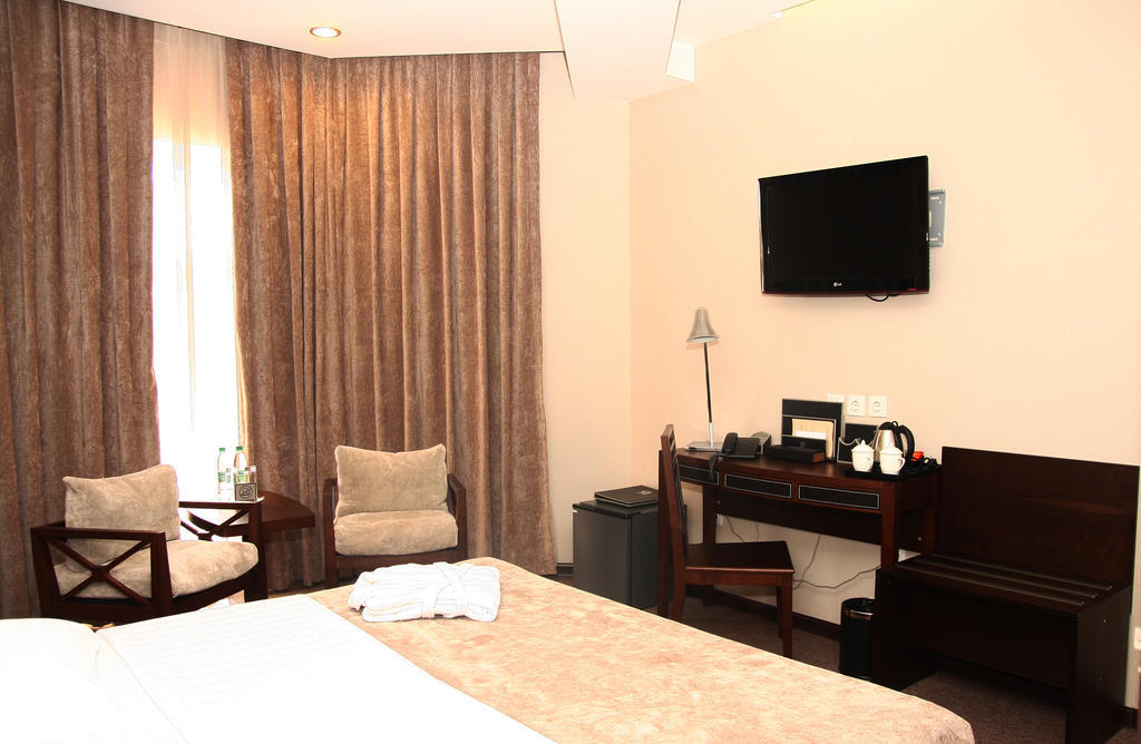 Grand M Hotel Navoï Chambre photo