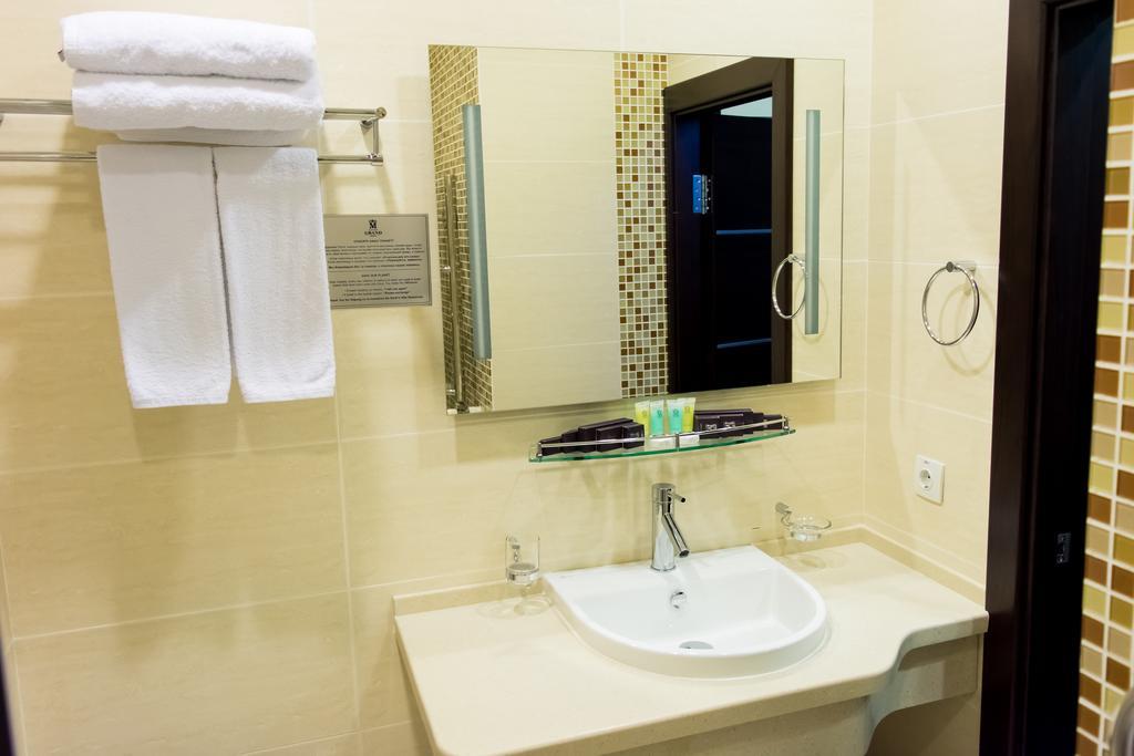Grand M Hotel Navoï Extérieur photo