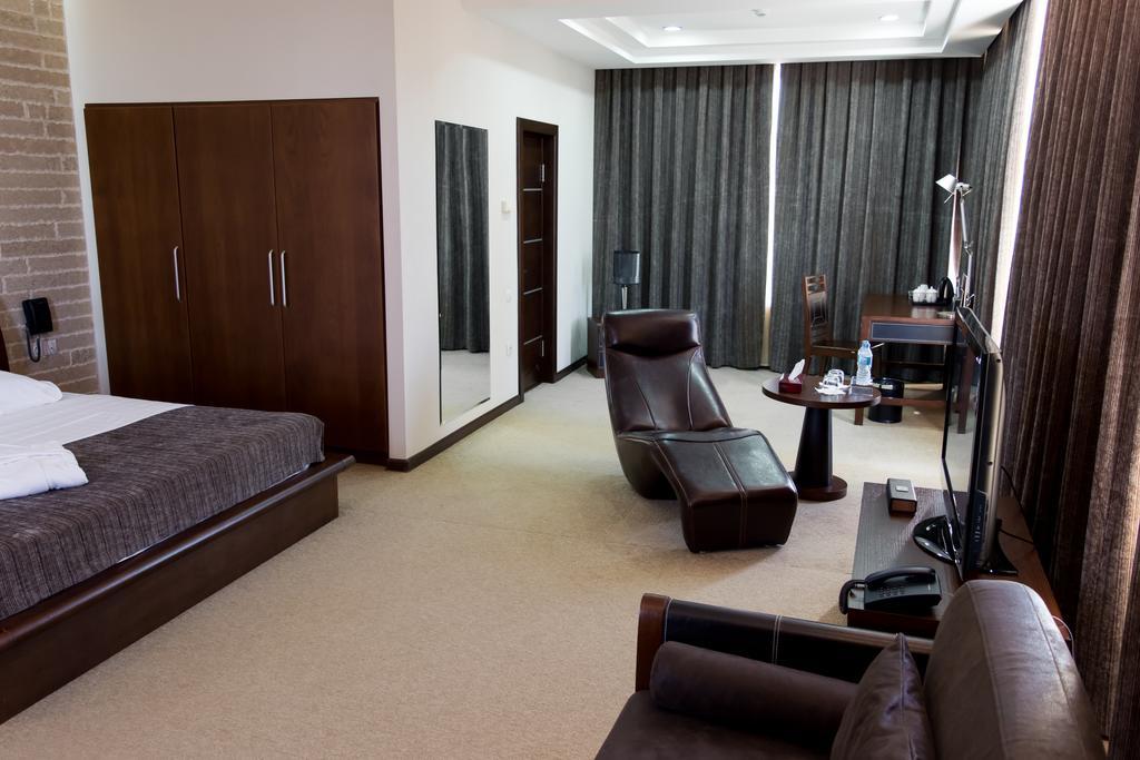Grand M Hotel Navoï Extérieur photo