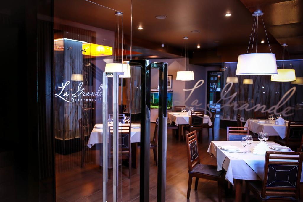 Grand M Hotel Navoï Extérieur photo