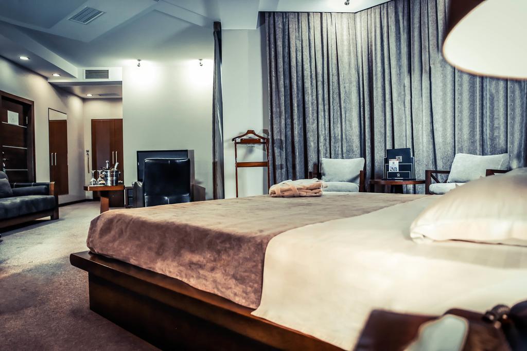 Grand M Hotel Navoï Extérieur photo